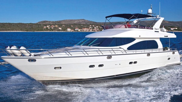 Yate a motor Mira Mare