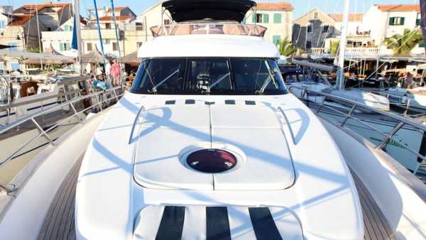 Yate a motor Mira Mare