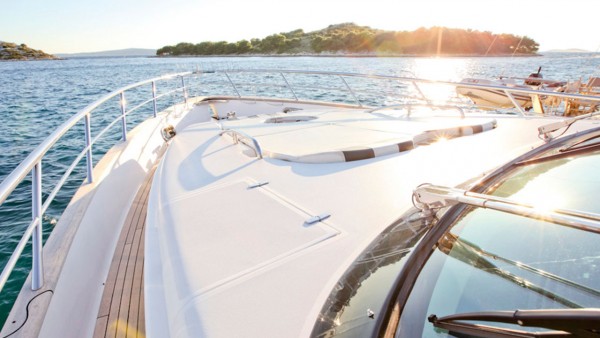 Yate a motor Mira Mare