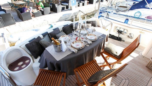 Yate a motor Mira Mare