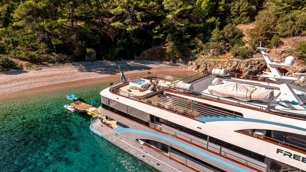 Yate a motor M/Y Freedom