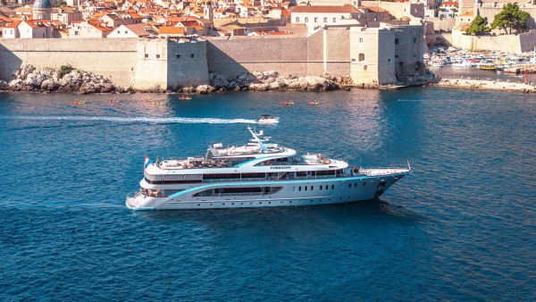 Yate a motor M/Y Freedom