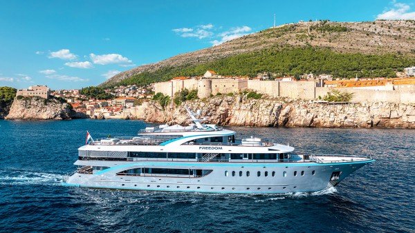 Yate a motor M/Y Freedom