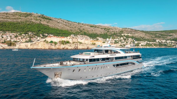 Yate a motor M/Y Freedom