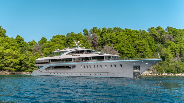 Yate a motor M/Y Freedom