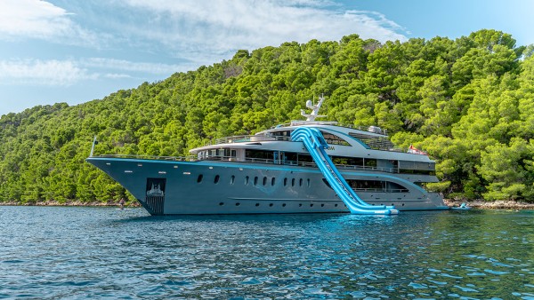 Yate a motor M/Y Freedom