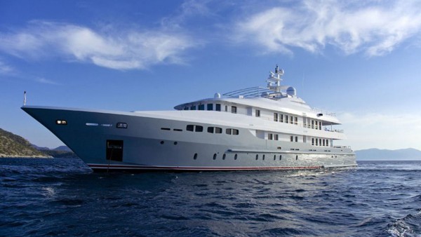 Yate a motor Oceanos