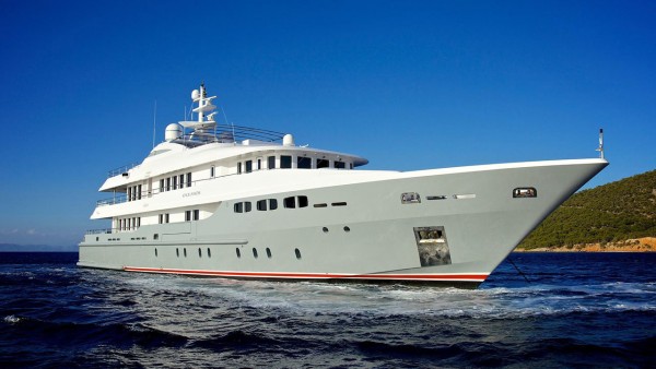 Yate a motor Oceanos