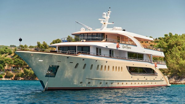 Yate a motor Queen Eleganza
